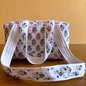 กระเป๋าผ้านวมลายดอกไม้ทำด้วยมือสำหรับผู้หญิงกำหนดขนาดได้เองสไตล์วินเทจวีคเอนเดอร์พิมพ์ลายบล็อกใหญ่สำหรับยิมกีฬาท่องเที่ยว - Product Image 4