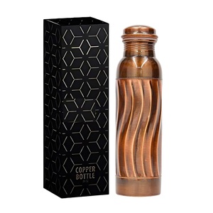 Conception gravée antique pour une vie durable Bouteille d'eau en cuivre disponible à un prix abordable et raisonnable pour la vente - Product Image 6