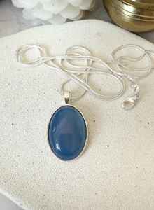 Pendentif en agate bleue faite à la main en pierre précieuse collier en argent pierre ovale bijoux artisanaux pendentif élégant pour les femmes - Product Image 6