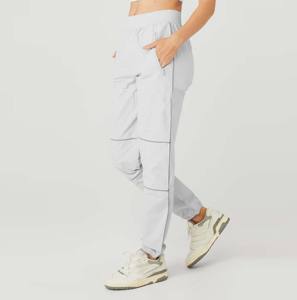 Pantalon de jogging cargo léger personnalisé pour femmes | Jogging cargo respirant et extensible avec plusieurs poches - Product Image 2