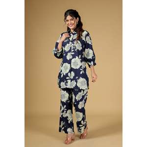 Ensemble coordonné classique en coton bleu : Tunique boutonnée à col montant et pantalon large à motifs floraux pour un look décontracté ou professionnel élégant - Product Image 1