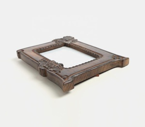 Cadre photo moderne sculpté à la main en bois de manguier au design floral pour photos de 5x7 pouces - Product Image 2