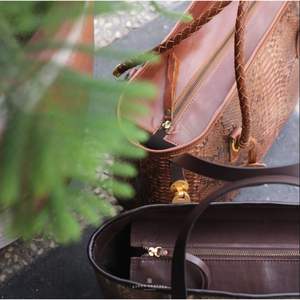 Bolso de mano de cuero con diseño de pitón exótico de lujo para mujer, bolso de diseñador hecho a mano con asa trenzada y forro interior Premium - Product Image 5