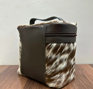 COULEUR NOIRE ET MARRON VÉRITABLE SAC COSMÉTIQUE ÉLÉGANT ET DURABLE IMPRIMÉ NOIR ET BLANC CUIR DE VACHE OUTILLAGE GÉOMÉTRIQUE - Product Image 4