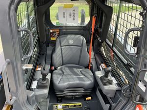 รถตักล้อยาง John Deere 331P แบบ Skid Steer Loader สำหรับงานหนัก ขนาดกะทัดรัด พร้อมความสามารถรับน้ำหนักสูง ราคาดี - Product Image 4