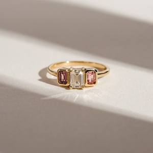 แหวนเพชรเม็ดเดี่ยวสีขาวและชมพูพรีเมียม ทอง 18K ชุบทองคำขาว ได้รับการรับรองจาก IGI ทรงบริลเลียนท์ ดีไซน์หรูหราทันสมัยสำหรับผู้หญิง - Product Image 1