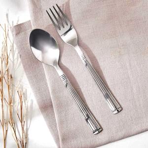 Paire de cuillères et fourchettes en argent, parfaites pour les repas en famille, le service de restaurant, les événements traiteur, les dîners de fêtes et les tables élégantes - Product Image 2