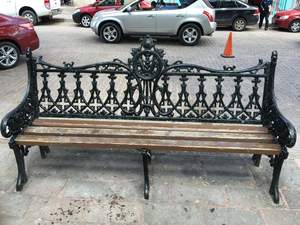 Banc d'extérieur élégant et moderne en fonte Conception complexe Sièges en bois résistant Construction robuste pour une utilisation dans un parc scolaire Écologique - Product Image 4