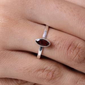 ขายส่ง925เครื่องประดับเงินสเตอร์ลิงแหวนโกเมนสีแดงที่น่าตื่นตาตื่นใจพร้อมการตั้งค่าแบบเหลี่ยมเพชรพลอยสำหรับงานปาร์ตี้ - Product Image 3