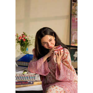 Ensemble de costume 3 pièces d'été pour femme SOBIA NAZIR : chemise respirante en tissu lawn imprimé numériquement et brodé, dupatta en soie, pantalon imprimé - BIC-056 - Product Image 3
