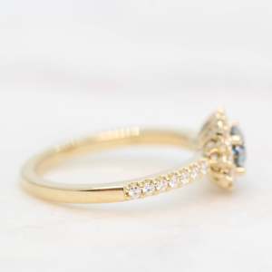 Bague de fiançailles et de mariage en or jaune 10 carats avec halo de moissanite grise de taille ovale originale, moissanite grise de taille ovale solide VVS2 de 2,00 CTW - Product Image 4