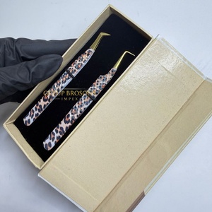 Pince à cils GETUP BROSONS IMPEX en acier inoxydable avec pointe dorée, volume accru, revêtement papier anti-magnétique personnalisé, prise en main parfaite, 10 mm - Product Image 5