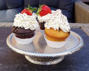 Plateau de service en aluminium vintage fait à la main de 26.5 cm, assiette décorative argentée de luxe, grande taille fabriquée en Inde - Product Image 2