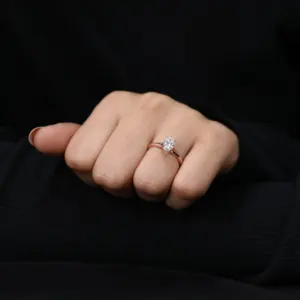 Bague de fiançailles solitaire en diamant de laboratoire taille ovale, design à tige fendue, argent sterling/or blanc, clarté VS1, bague en argent sterling 925 - Product Image 6