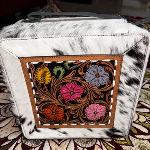 El estuche de joyería de cuero definitivo con cierre de cremallera Organizador multifunción y diseño atemporal - Product Image 1