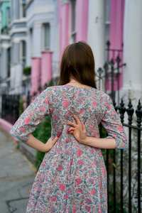 Vestido Hanne Estampado a Mano, Estilo Bohemio, Largo hasta la Pantorrilla, Floral, Gris Rosado, Informal, Ocasional, Hecho a Mano, Moda Ética, con Paneles - Product Image 6