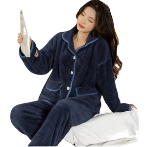 Conjunto de pijama de poliéster de manga larga para mujer con opción de tamaño personalizado, color personalizado y otras opciones de impresión. - Product Image 1