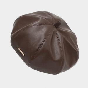 หมวกเบเร่ต์โลโก้โลหะเรียบง่ายทรงยาว หมวกหนัง PU สำหรับฤดูหนาว หมวกจิตรกร - Product Image 5