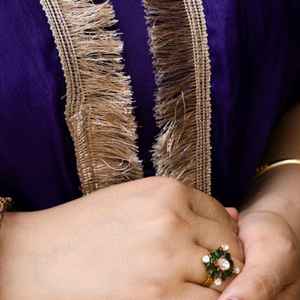 Anillo de diseño floral con piedras verdes y blancas y detalles plateados, con acabado dorado vintage, estilo victoriano, ajustable, para cóctel - Product Image 3