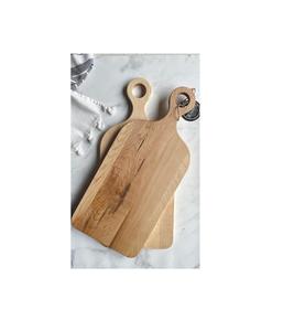 Tabla de cortar de madera ligera pero resistente para uso en la cocina elaborada con madera de primera calidad para mayor durabilidad y estilo - Product Image 1