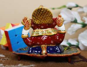 Statue de Ganesha en métal artisanal Nirmala avec Diya et feuilles colorées, décoration de temple multicolore du Rajasthan - Product Image 3