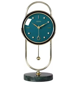 Horloge de bureau de table finie antique en forme de triangle de conception de qualité supérieure pour les chambres à coucher, la maison et les hôtels - Product Image 2