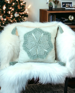 Créations artisanales, housse de coussin en macramé noué à la main, vert menthe, motif floral - Product Image 3