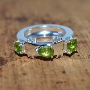 แหวนเพอริดอทด้านเหลี่ยมสีเขียวในเงินแท้ 925 ชุบแพลตตินัม ของขวัญเครื่องประดับผู้หญิงสุดอินเทรนด์ - Product Image 1