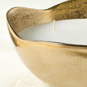 Introduce una elegancia refinada y un cálido brillo ambiental a tu decoración con el portavelas Huron Gold de aluminio fundido sin perfume. - Product Image 2