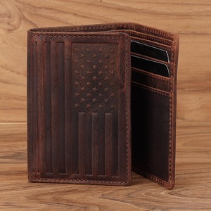 Portefeuille en cuir de luxe de la meilleure qualité avec protection RFID et style minimaliste élégant pour les professionnels modernes disponibles à la vente - Product Image 1