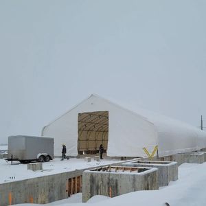 Bâtiment de stockage en tissu toutes saisons avec portes enroulables pour la construction et les équipements agricoles - Product Image 3