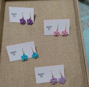 Pendientes y Aretes de Ganchillo con Forma de Flor en Miniatura, Exquisitamente Hechos a Mano y a la Moda - Product Image 5