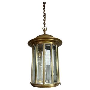 Grande lanterne en laiton avec dessus en forme de dôme et motifs perforés pour une douce lueur de bougie dans un cadre traditionnel - Product Image 1