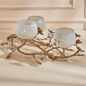 Bougeoirs et bocaux en métal taillé de feuilles de qualité supérieure Caractéristiques élégantes pour la salle à manger Autres bougeoirs Lanternes Bocaux à bougies - Product Image 1