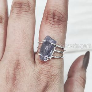 Joyería de piedra en bruto Anillo de mujer Tanzanita natural Piedra preciosa cruda Piedra natal de Diciembre Tres bandas lisas Anillo de plata esterlina 925 - Product Image 2