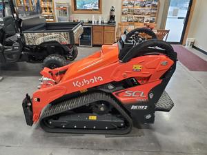 รถตักล้อยางขนาดเล็ก Kubota SCL1000 ปี 2024 - รถตักตีนตะขาบแบบยืนขับขนาดกะทัดรัด พร้อมเครื่องยนต์ดีเซล 24.8 แรงม้า ความจุ 1.4 ตัน - Product Image 2
