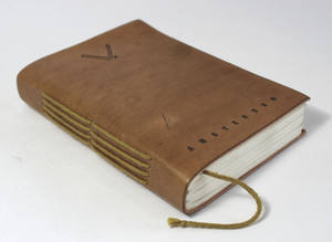 สมุดบันทึกทำมือจากกระดาษฝ้ายรีไซเคิลสีโบราณ ปกหนังวินเทจสั่งทำพิเศษ พร้อมโลโก้ปั๊มนูน เย็บกาว ปกแข็ง เหมาะสำหรับเป็นของขวัญ - Product Image 2