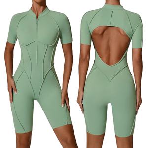Ensemble de sport sans couture 2 pièces pour femme : short taille haute et haut court à manches longues, vêtements de yoga unis avec taille élastique sur le devant - Product Image 1