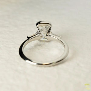 Anillo de compromiso de tres piedras con corte de Esmeralda cultivado en laboratorio, anillo de bodas de plata de ley IGI para mujer, regalo de fiesta de aniversario - Product Image 6