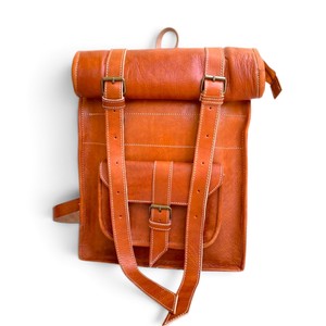 Mochila de Cuero Genuino Impermeable Estilo Bohemio con Forro de Algodón, Gran Capacidad de 20-39L para Viajes al Aire Libre y Camping - Product Image 1