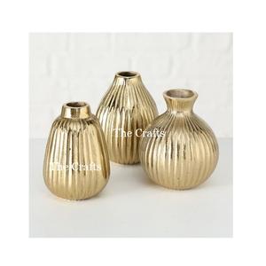 Trois vases de différentes tailles et formes en aluminium couleur or, pots à fleurs pour accessoires de décoration de mariage - Product Image 1