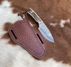 Cuchillo de Caza Personalizado de Acero de Damasco de Alta Calidad con Hoja Fija para Supervivencia y Campismo, con Funda de Cuero Fino - Product Image 1