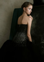 Collection élégante pour le réveillon du Nouvel An, robe mi-longue sans manches et sans bretelles en tissu maillé orné de strass de luxe, de couleur noire