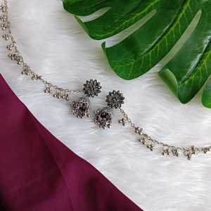 Efulgenz Boucles d'oreilles indiennes en cristal floral oxydé Jhumka Jhumki avec chaîne d'oreille, grossiste de bijoux pour femmes - Product Image 2