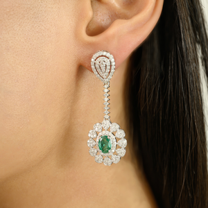 Pendientes de Oro de 14K con Forma de Esmeralda y Diamante, Aretes Colgantes Inspirados en Flores Largas, Joyería de Boda - Product Image 6