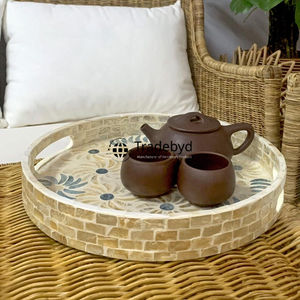 Bandeja decorativa con incrustaciones de fregona de Tradebyd Bandeja de servicio hecha a mano Premium para comedor y exhibición - Product Image 1