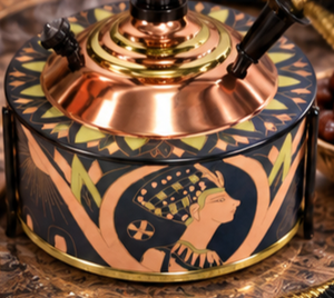Cachimba de Mesa Moderna Babour Boury con Acabado Lacado, Cuerpo de Latón y Patrón Decorativo Dorado Estilo Faraónico - Product Image 3