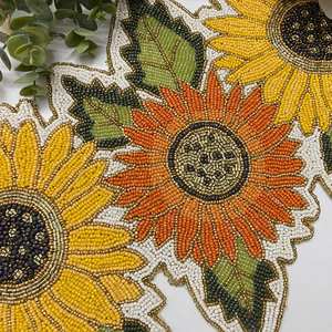 Camino de Mesa con Cuentas, Detalles de Cristal de Lujo, Diseño Floral, Decoración de Mesa, Regalo Perfecto - Product Image 3