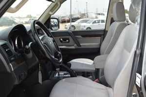 MITSUBISHI Pajero SUV d'Occasion de 2015, Essence, Boîte Manuelle, Sièges en Cuir, Intérieur Sombre, Traction Avant, Régulateur de Vitesse Adaptatif, Conduite à Gauche - Product Image 3