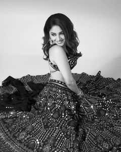 ชุดแต่งกายสำหรับนักออกแบบปาร์ตี้ lehenga choli พร้อมด้ายและลำดับการทำงาน - Product Image 6